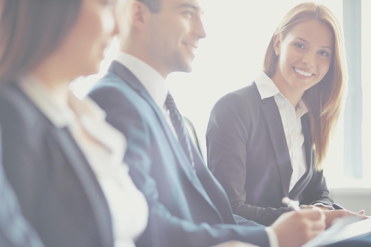 Planification financière avec documents et calculatrice